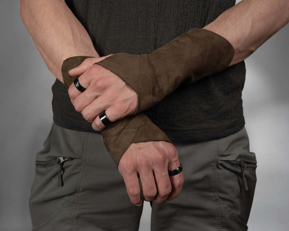 Man in dark green T-shirt wearing brown faux suede fingerless gloves, hands crossed – ZOLNAR