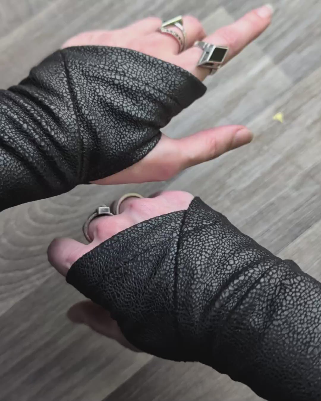 X-WRW Leather arm warmers – ZOLNAR