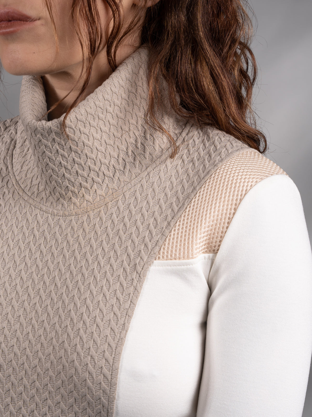 Close-up of 20 cm high beige collar and textured shoulder panel – ZOLNAR