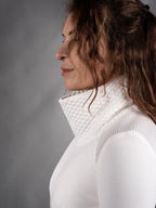 Close-up of the 20 cm high collar on white sweater, side profile – ZOLNAR