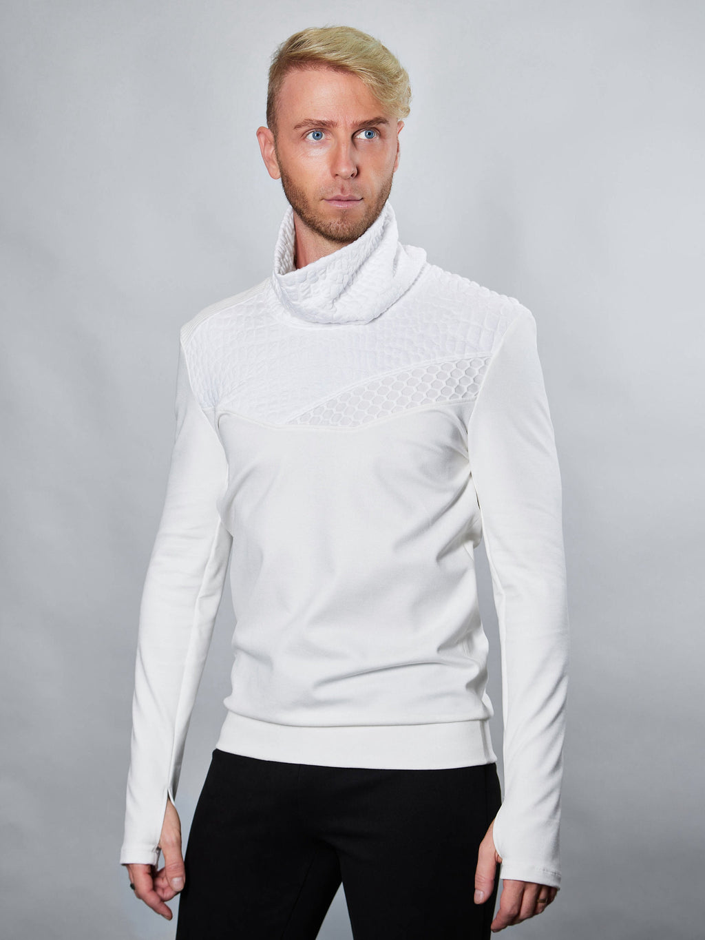 PR-00 Weißer futuristischer Pullover