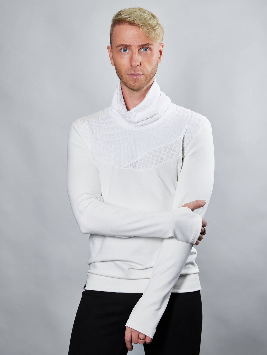 PR-00 Weißer futuristischer Pullover