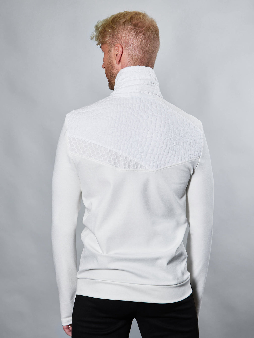 PR-00 Weißer futuristischer Pullover