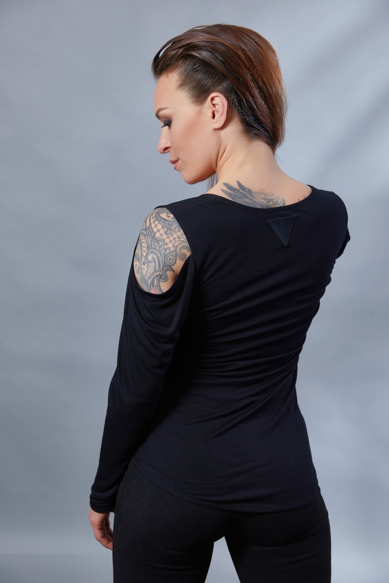 SL Black open shoulder shirt with crew neck - zolnar