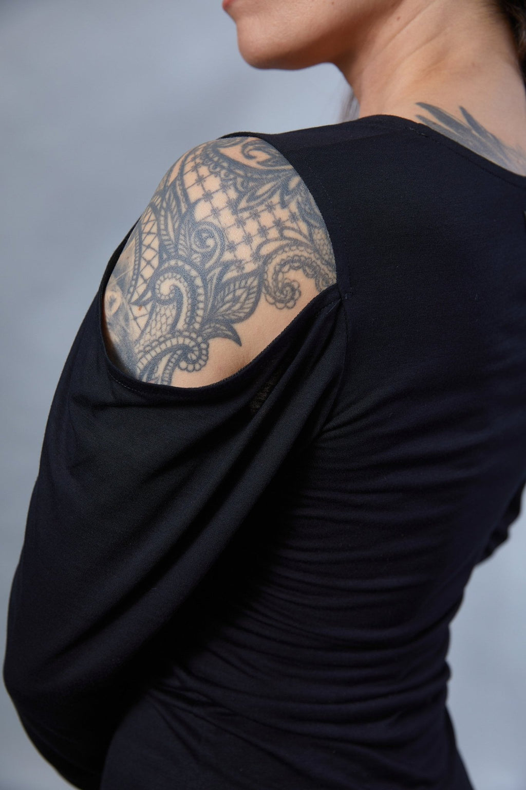 SL Black open shoulder shirt with crew neck - zolnar